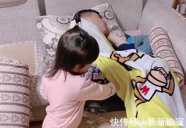女儿|“最时尚奶爸”被女儿贴了满裤子画火了,宝宝静悄悄,准是在作妖!