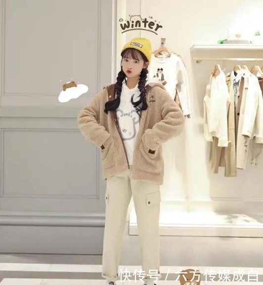 今年冬天正流行的一种穿法叫：“羊羔毛外套+休闲裤”，减龄时髦
