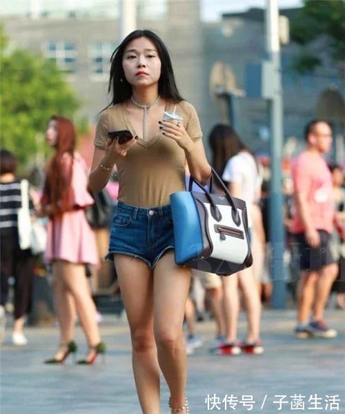 阔腿裤|街拍:阔腿裤搭配黑色吊带衫,美女身材太完美,让人无法遗忘