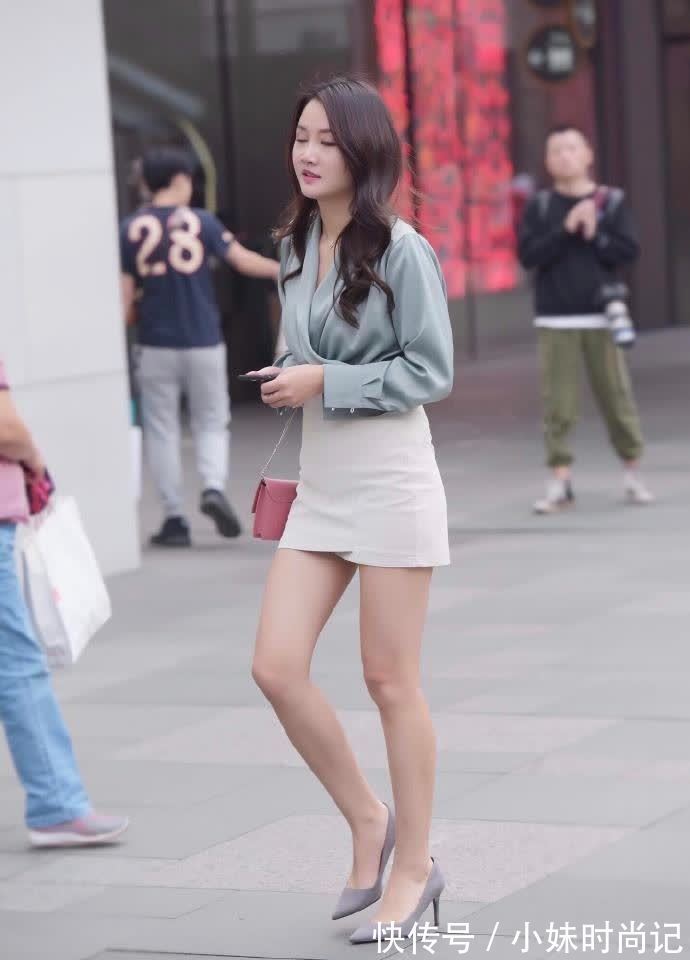 服饰 街拍:着一身浅色的服饰,做一个优雅的女人