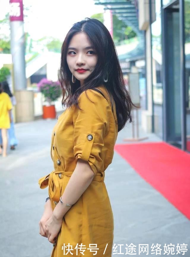 美女|街拍:魔鬼身材天使脸庞的美女,如果能把她娶回家,那就赚大发了