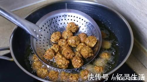 猪肉丸|炸肉丸子时,记住“这3个小技巧”,丸子酥香松软,久放也不变硬