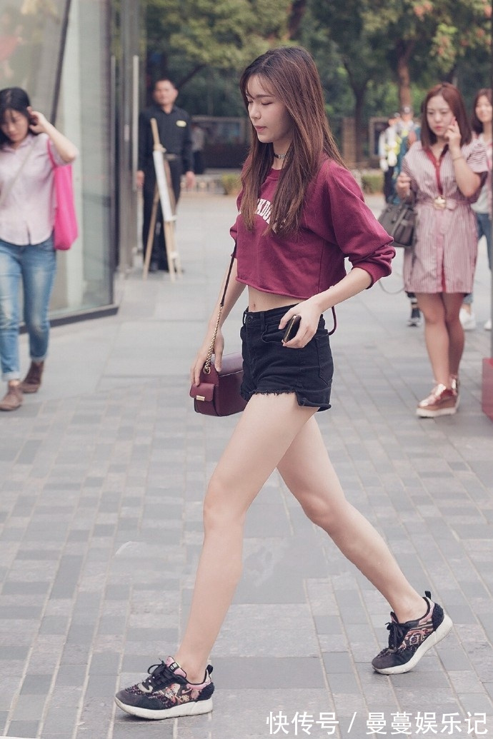 气质 街头气质美女,裙子和短裤的时尚穿搭,既个性又漂亮!