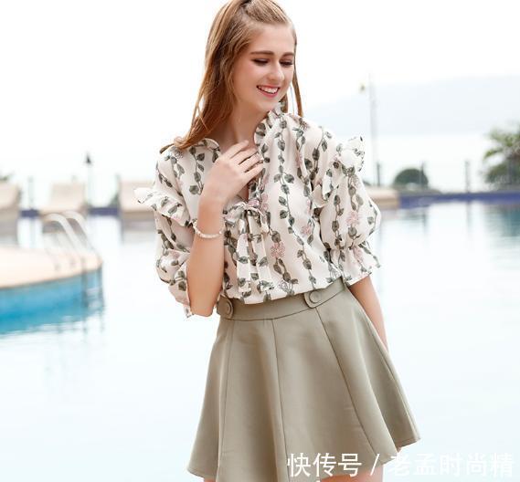 女人味 女人到了30-45这个年龄段,适合穿洋气花边衫,显甜美女人味