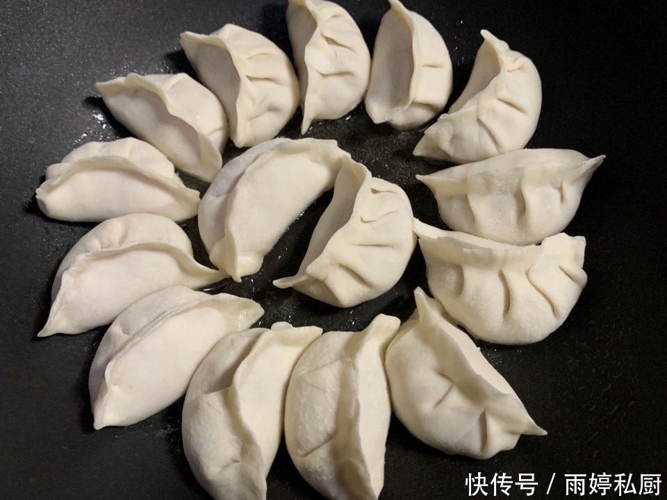 这菜2块钱一斤,一年四季都有,用来包饺子太香了,家人都爱吃