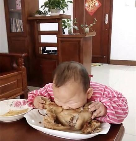 妈妈|宝宝饿了,宝妈却没在卧室看到宝宝,走到客厅笑弯了