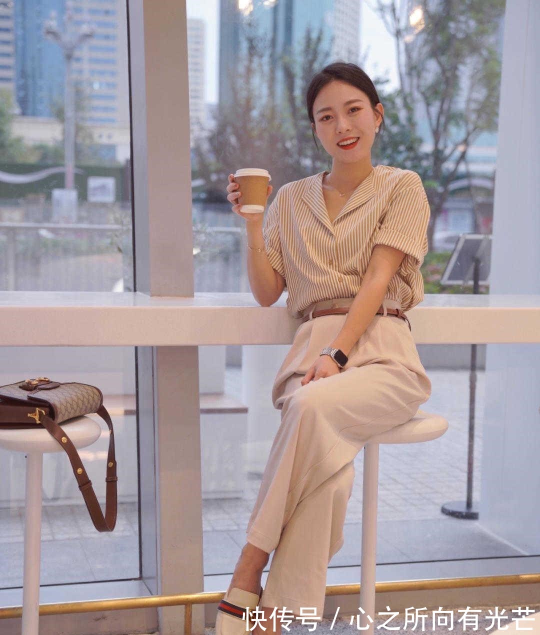 穿搭 秋天,衬衫的“高级穿法”是这样的,搭配西裤知性干练,洒脱利落