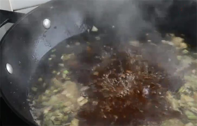 玉米面新做法，凉水一拌，锅里360度一搅，酸辣爽口又筋道，真香