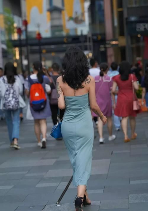 风格百变的“挂脖裙”，一改往日的穿法，展现不一样的知性美！