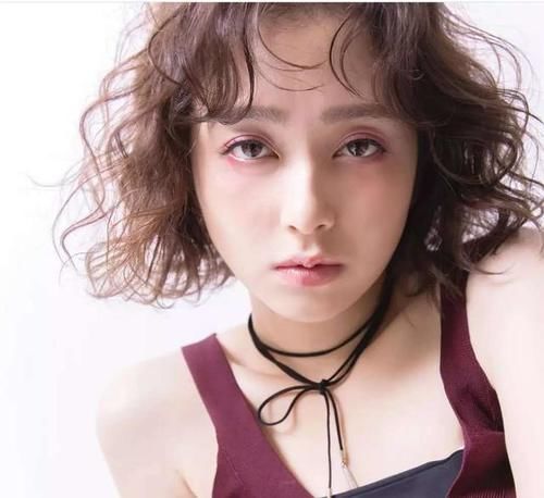 分享六款好看的短卷发，时尚大气灵动感十足，好打理还显脸瘦