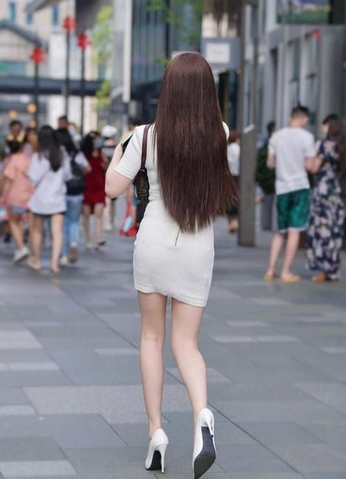 搭配|短袖搭配黄绿色运动瑜伽裤，很有街头的气质感，时尚感拉满！