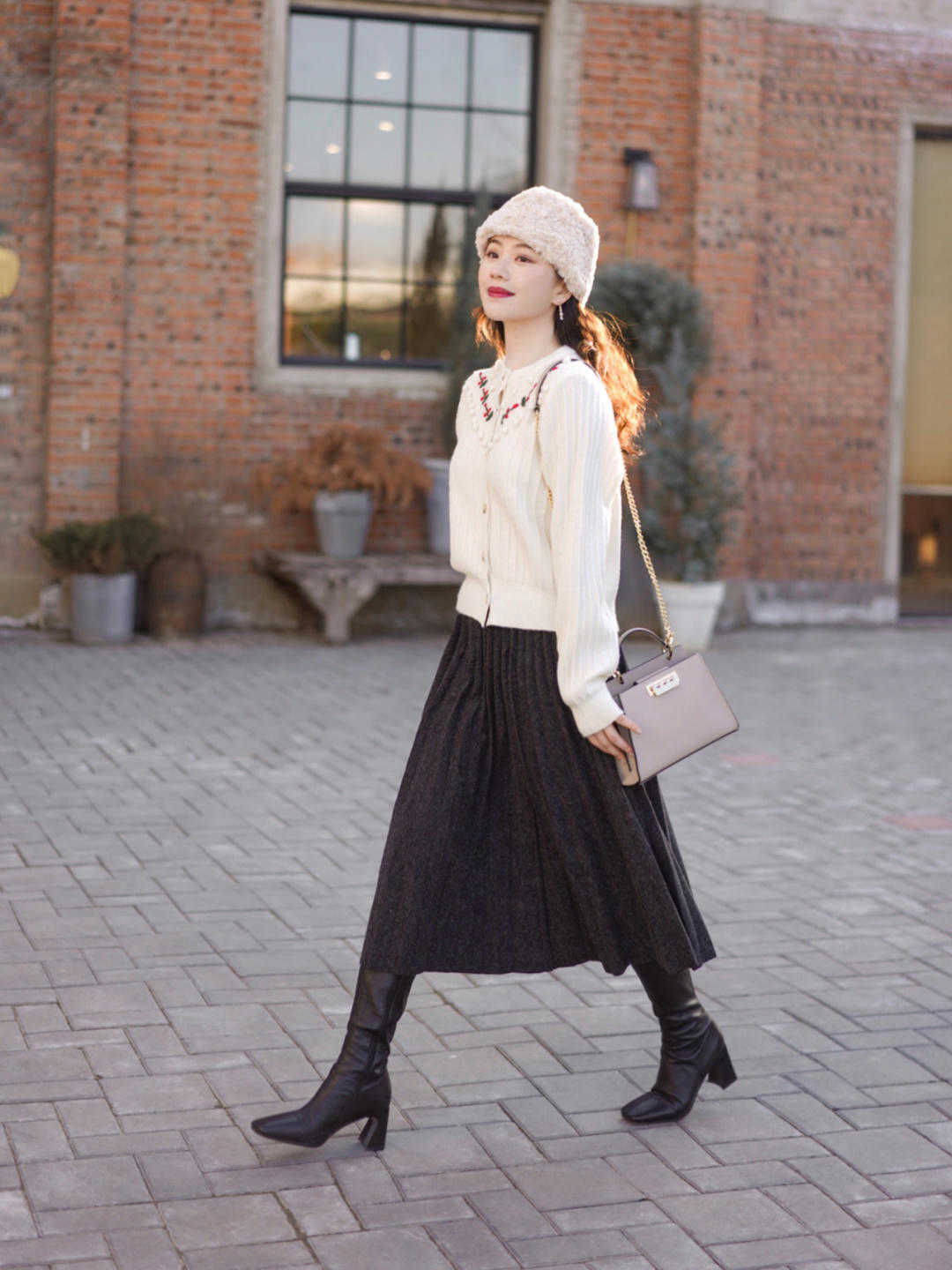 氛围感|圣诞装备可不止有红绿配,跟着博主这样穿,美得高级又与众不同