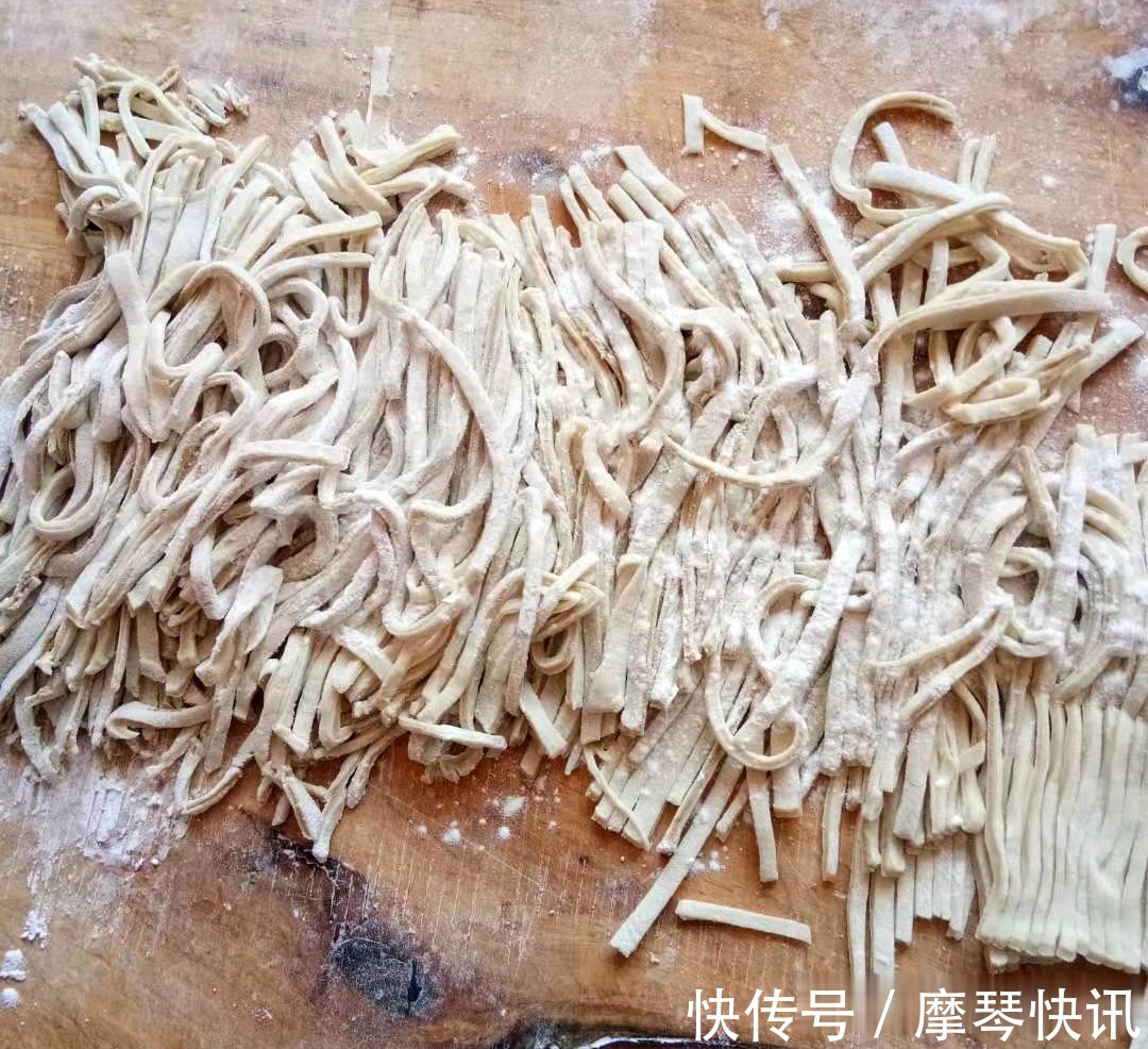 胶东|阔别10年8旬大姨回老家，外甥女做猪耳朵打卤面，一顿饭花了40元