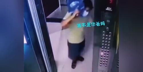 恶作剧|男子扛38水出电梯,遭男孩恶意绊脚愤怒回踢:我不是你爸不会惯你