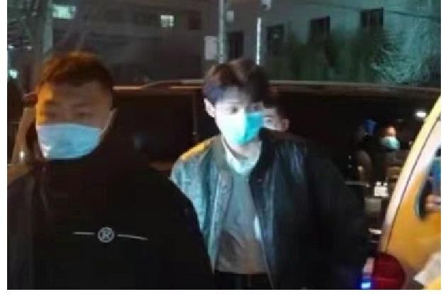 李荣浩太接地气了，坐面包车去参加央视春晚彩排，毫无大明星架子