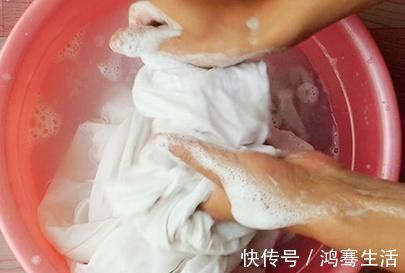 衣服越洗越黄，妈妈教我放2粒这东西，洗完衣服又白又新，贼干净