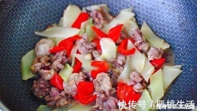 部位|鸡身上最脏的部位，里面含大量重金属，白给都不要，炒菜要扔掉