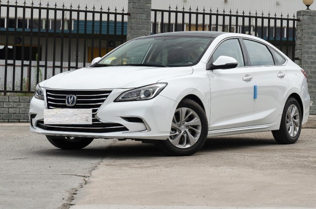 顶配才13.59万,B级车的身份,名牌配置加持,