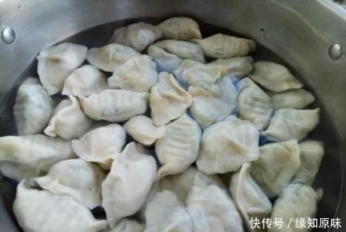 饺子|煮饺子时清水里加两物，饺子不破皮、不粘锅、Q弹每家厨房都有