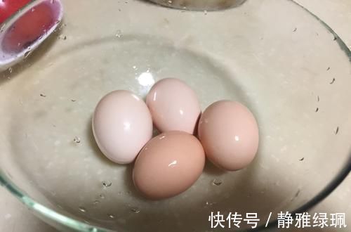 煮鸡蛋可不能只用清水多加这1步,蛋壳一碰就掉,更嫩更营养