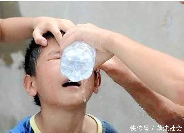 小皇帝|4岁外孙误食一袋干燥剂,姥姥这个动作救了娃,医生:比我高明