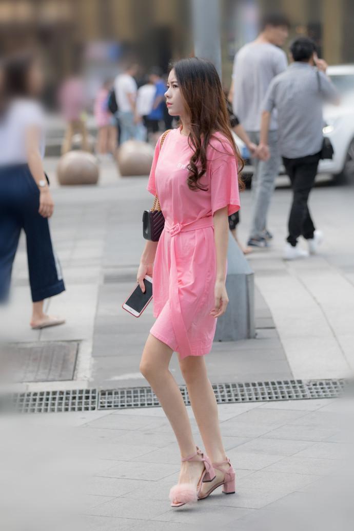 气质|街拍:边走边打电话的时尚辣妈,身材高挑气质靓丽