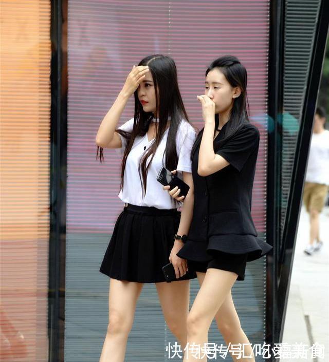 裤子 深色系的裤子搭配性感上衣,整体装扮和谐,展现时尚感身材