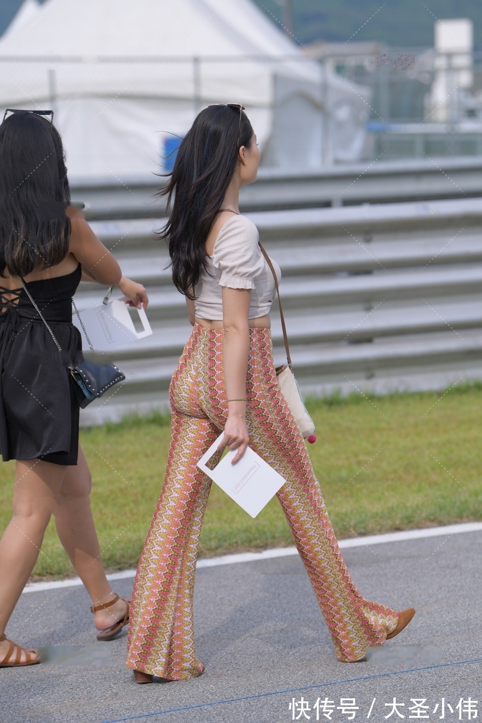 气质|美女街拍:一身高贵典雅的韵味,彰显女性柔美的气质,我要是她男朋友就好了