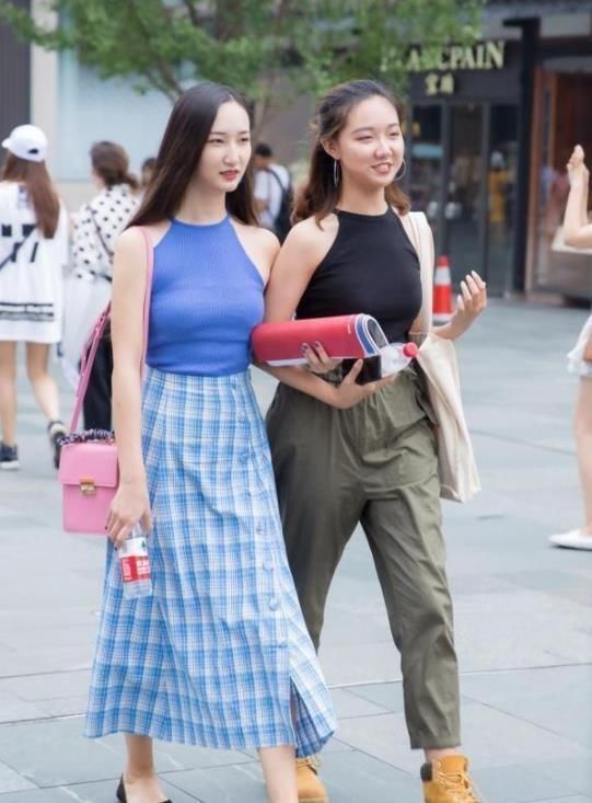  性感|路人街拍，性感可爱的小姐姐，时尚迷人魅力足十分显档次