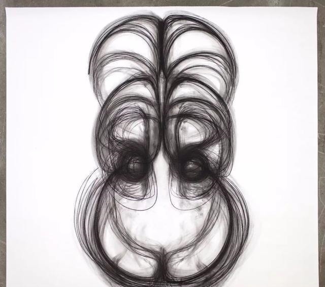 视觉$国外女艺术家用身体当画笔，边跳舞边画画，堪称视觉盛宴