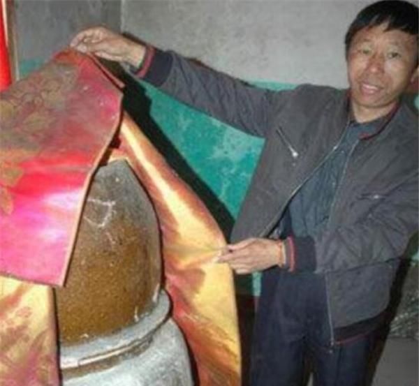 修路@父亲病逝后,儿子将他的遗体塑成“金身”,供奉在家没人敢来串门