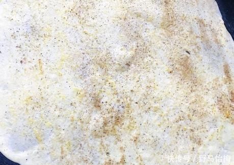 烙饼时,开水烫面还是加鸡蛋?早餐摊主:都不对,教你正确做法