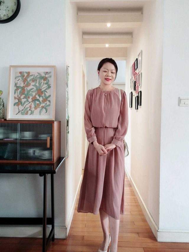 外套|40岁也能穿出高级感,蓝色外套搭配半身裙,最体面的中年女性穿搭