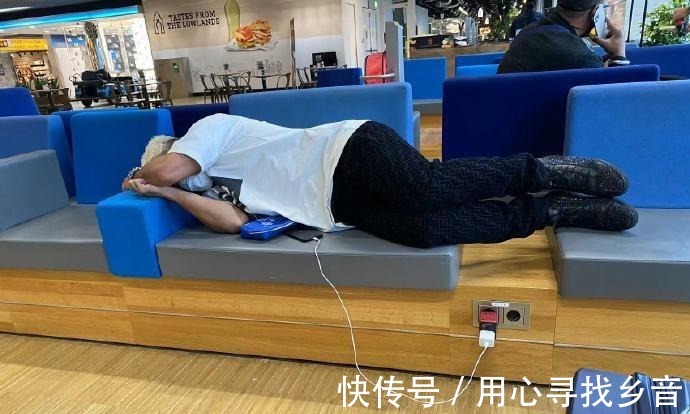 入境|万里驰援却被困机场几十小时,归化球员大骂足协,这次谁错了