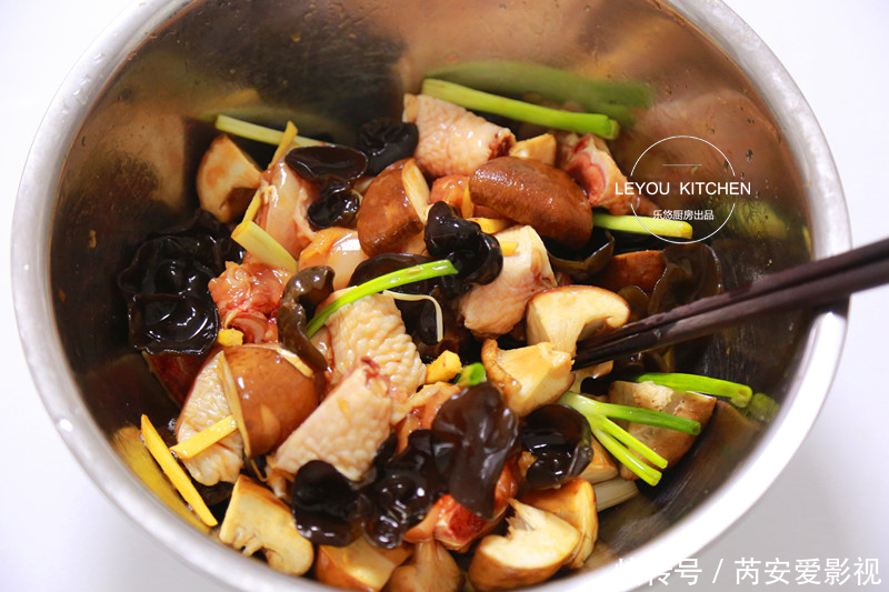 香菇|鸡肉和它们一起蒸,又鲜又嫩,不用闻油烟,简单好做,很适合夏天