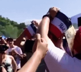 |搞笑GIF:妹子 你这套衣服不错 是你自己做的吧