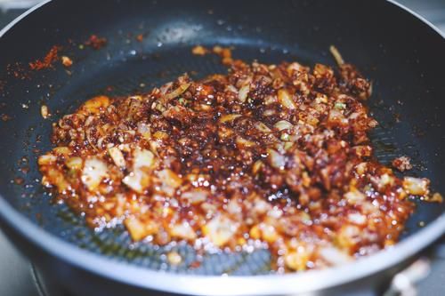  甜香|石锅嫩豆腐汤色泽诱人，甜香嫩滑，看着很红，辣度很低，满嘴回甘