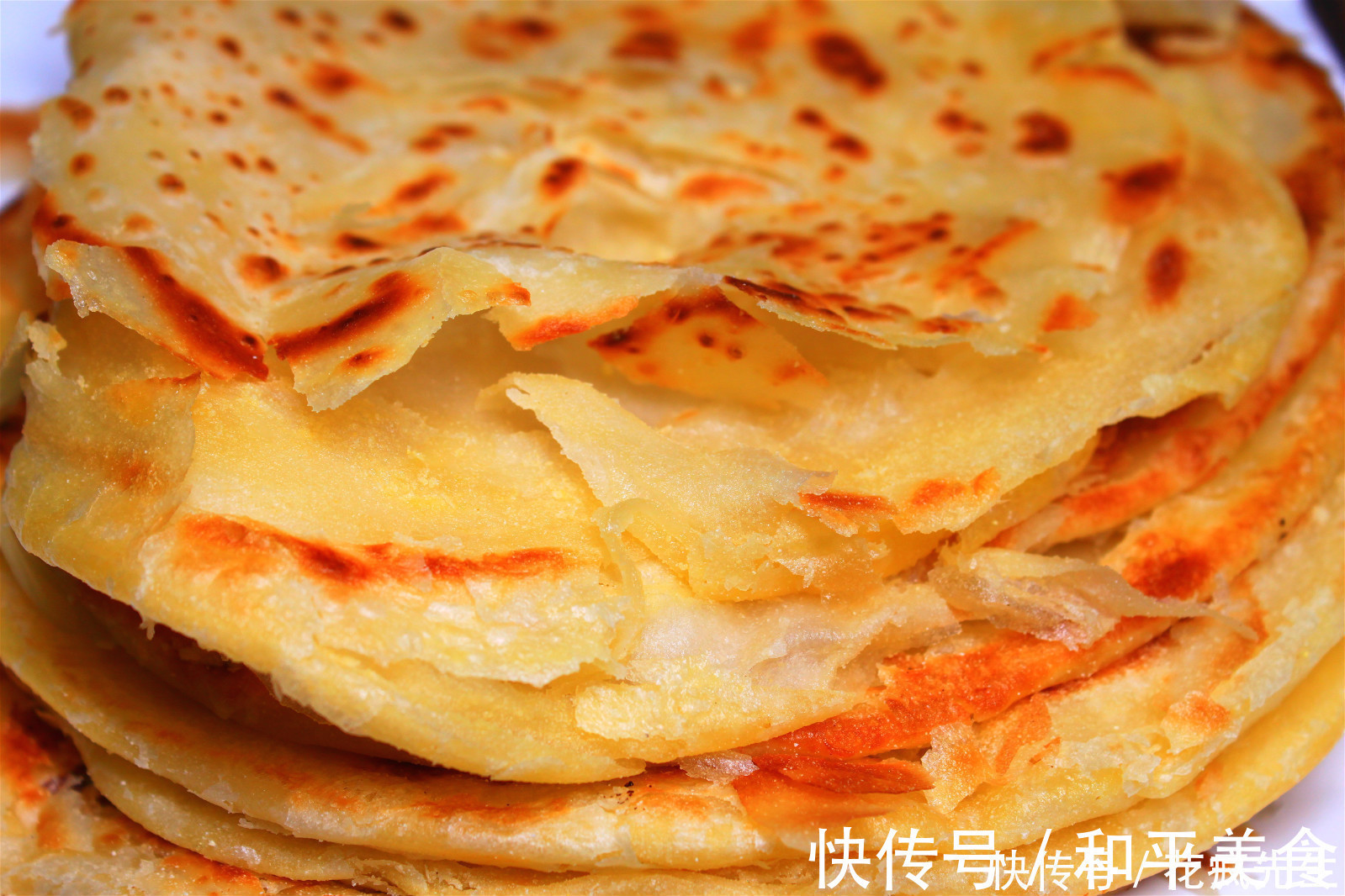 烙油饼该用冷水还是开水？面点师教你正确做法，金黄酥脆，太香了