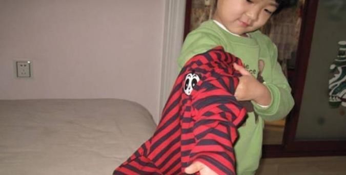 宝妈|6岁女儿身上青一块紫一块,宝妈偷偷跟随,得知真相感动不已