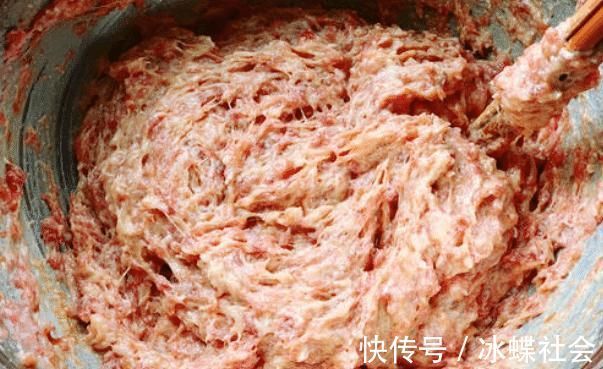 调肉馅时,有人放香油,有人放熟油,都不对,学会正确做法,喷香