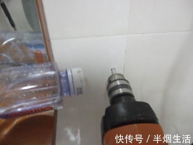 钻孔|原来瓷砖墙要这样钻孔才不会裂,难怪我家的墙打烂了