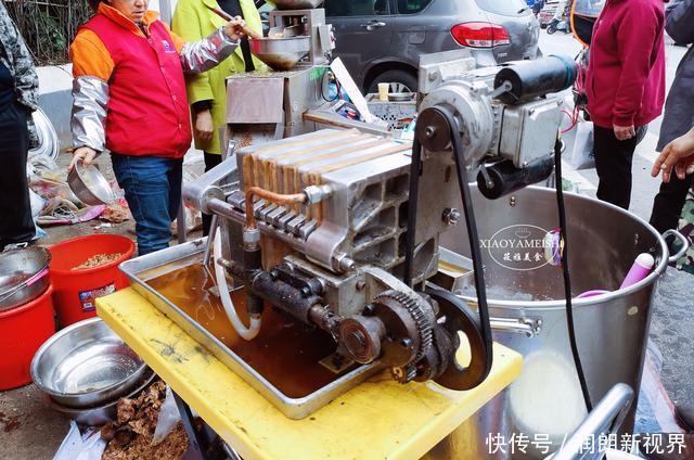 小区来了榨花生油的,一桶100元,围观的人多,原来猫腻在这里