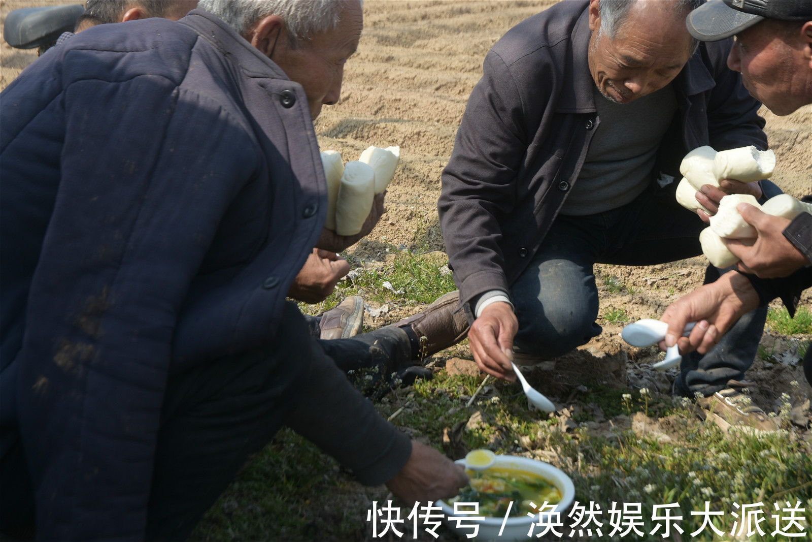 农村难得一见的大锅饭,一手捏3个馒头蹲地吃,场面壮观