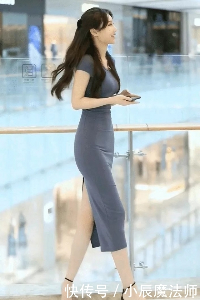 显得|路人街拍,姐妹选择白色一字肩,显得人很精致