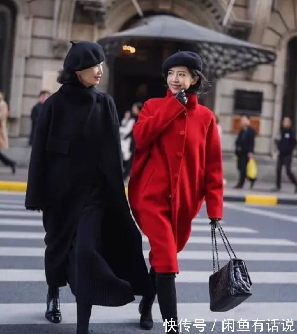 时髦|冬天穿“红色”更时髦,学三木母女这样搭,不扮嫩不显老更有气质