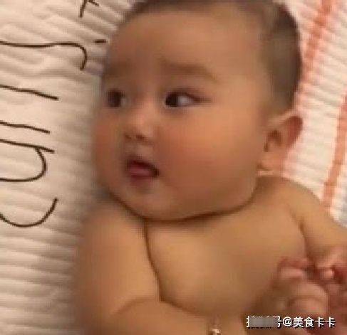 妈妈|宝宝偷吃脚丫被妈妈发现,妈妈问好不好吃,宝宝的反应妈妈笑喷