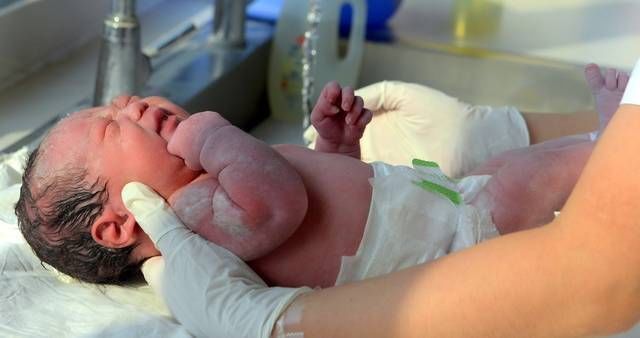 出产房|新生婴儿出产房，谁第一个抱就像谁？这说法准吗