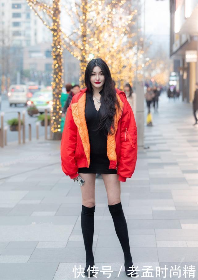 红色|红色棉夹克搭配修身连衣裙,明艳端庄,淑丽姣好