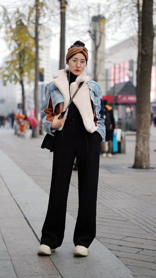 今年火了一种“接地气”的穿法，叫：运动鞋+长裤，休闲又时髦！