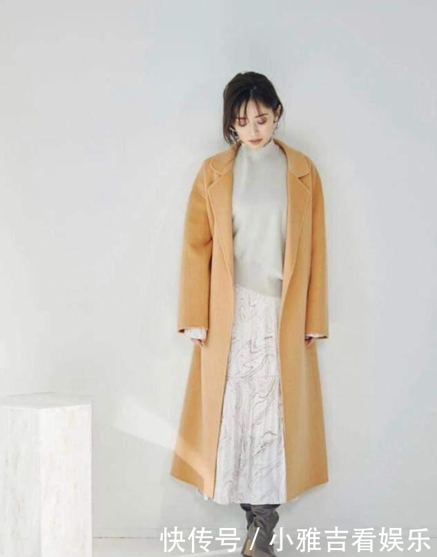 优雅|大衣下面不一定要搭裤子,今年流行“大衣+半身裙”,优雅显高级
